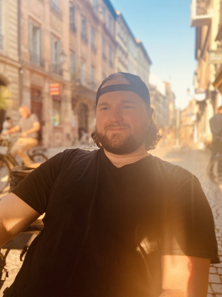 Porträt im Café bei Sonnenuntergang in der Altstadt.